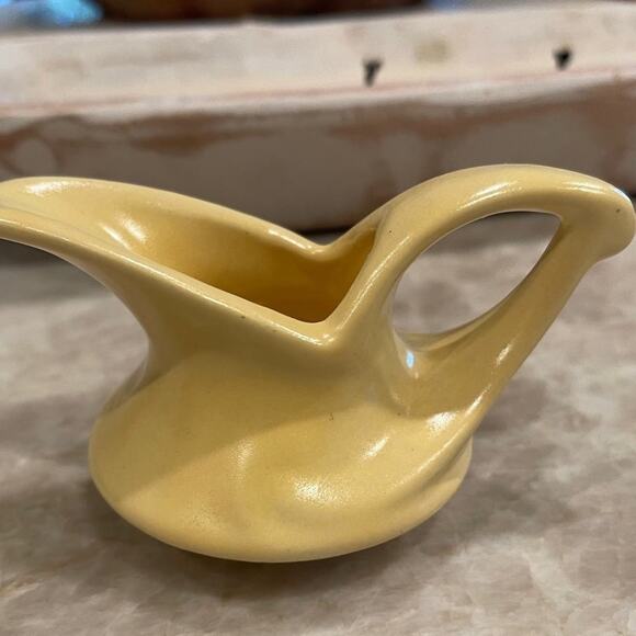 Vintage creamer matte yellow 1939 USA pottery - Picture 2 of 12